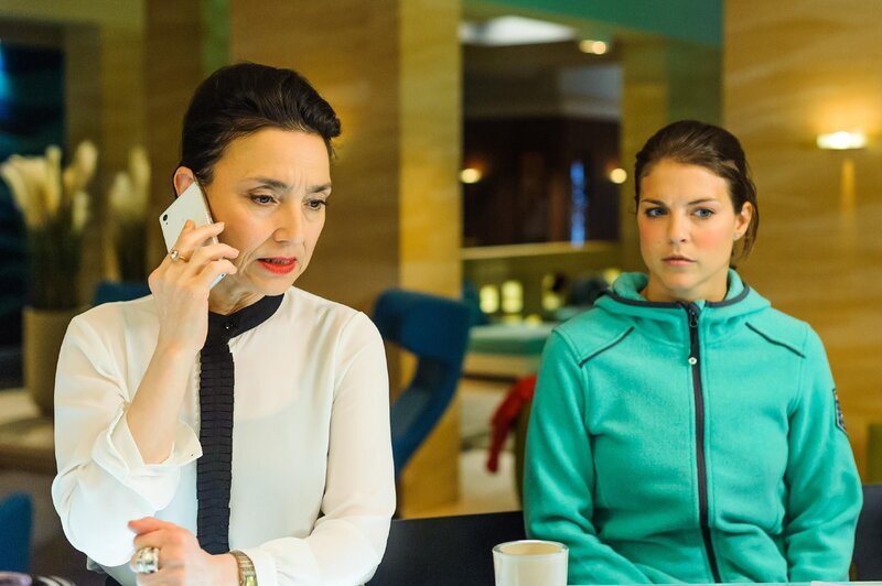 Pauline (Maike Johanna Reuter) erkennt durch Simones (Tatjana Clasing, l.) Gespräch fassungslos, dass Damian ihr was vorgemacht hat. – Bild: RTL Deutschland