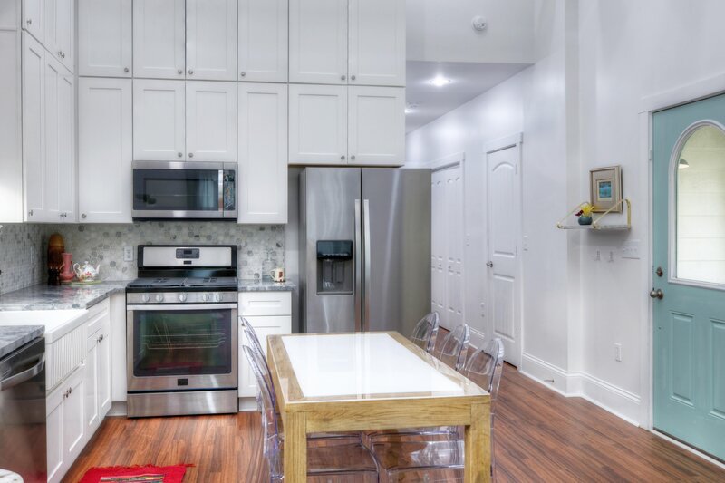 Der Grundriss ist zwar nicht groß, aber durch das Versetzen von ein paar Wänden schaffen Mina und Karen mehr Raum. – Bild: HGTV/​Scripps Networks, LLC.