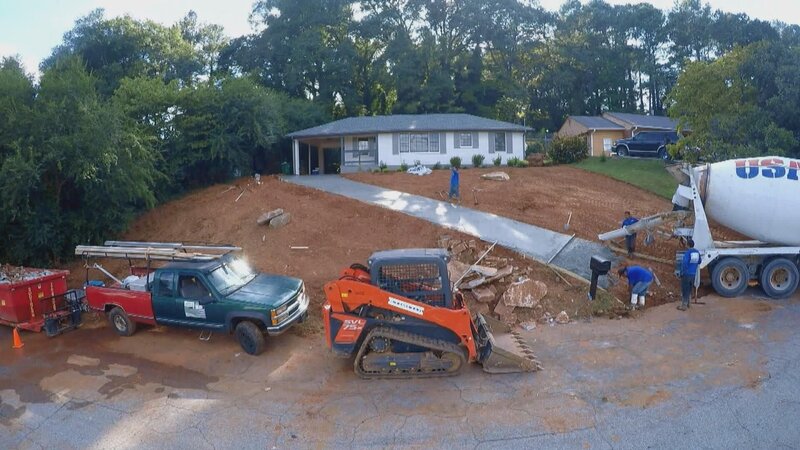 Ken und Anita Corsini haben den Zuschlag für eine kleine Immobilie im angesagten Stadtteil East Atlanta bekommen und realisieren jetzt, dass sie bei dem Objekt äußerst kreativ sein müssen: Als die Renovierungsarbeiten beginnen, kommt ein Problem nach dem anderen ans Licht! Es beginnt ein Wettlauf gegen die Zeit. Die Real Estate-Experten müssen alles geben, um das Objekt schnell fertig zu bekommen und am Ende doch noch einen Gewinn einzustreichen. – Bild: HGTV /​ Tanja Bachetzky