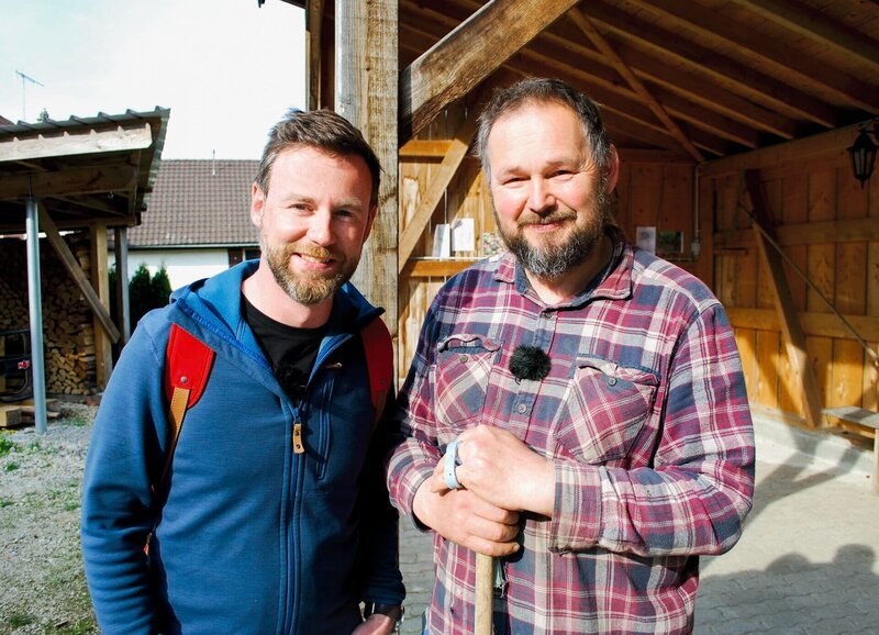 SRF bi de Lüt Wunderland – Ajoie JU Staffel 4, Episode 2 Modertor Nik Hartmann und Rolf Amstutz, der Besitzer der Bergerie, in der Nik übernachten wird – Bild: SRF
