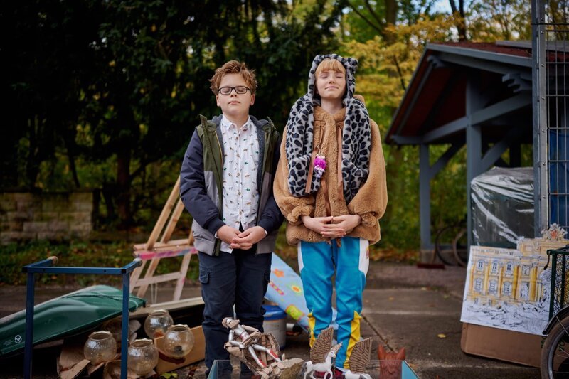 Marlon (Matti Schneider) und Chiara (Jamila Weintritt) hoffen auf gutes Karma. – Bild: mdr/​Saxonia Media/​Felix Abraham