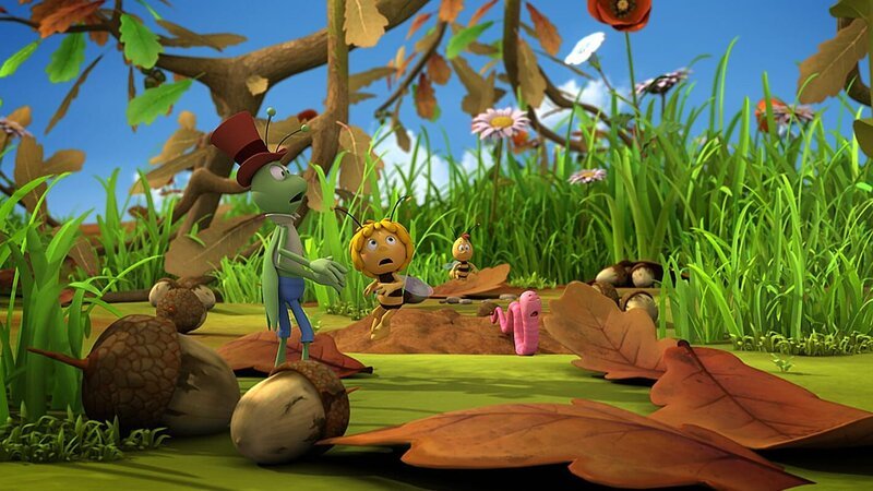 Die kranke Eiche lässt im Sommer schon Blätter und Eicheln fallen. – Bild: ZDF/​Studio100 Animation