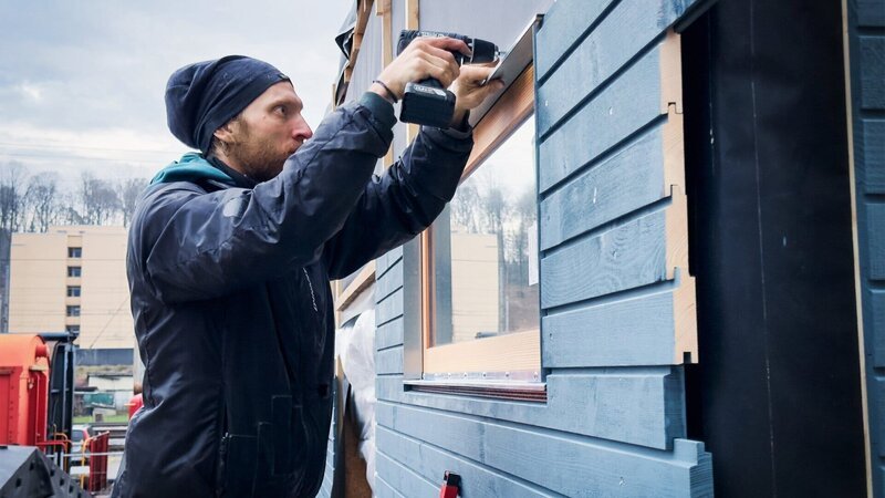SRF bi de Lüt – Familiensache Staffel 18 Urs Oberbach arbeitet am Tiny House. – Bild: SRF