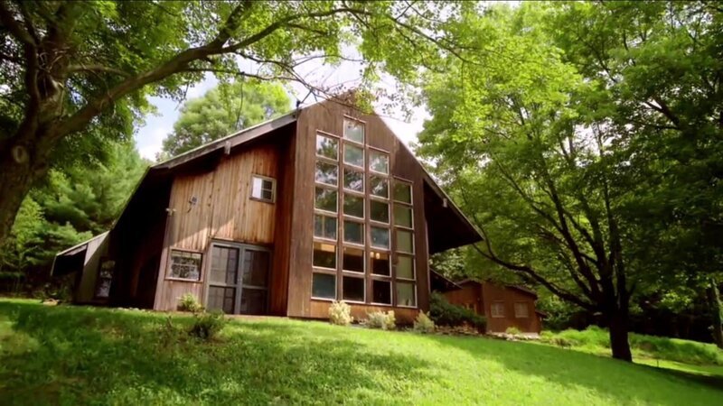 Das charmante Städtchen Jim Thorpe im Bundesstaat Pennsylvania ist von malerischen Gipfeln der Appalachen umgeben und ein perfekter Rückzugsort für gestresste Städter. – So auch für Rob und Dana Bailey, erfolgreiche Unternehmer in der Fitness-Industrie, die hier nach einem Wochenendhaus suchen, um in ihrer begrenzten Freizeit richtig abschalten zu können. Außer herrlicher Natur in unberührter Bergwelt bietet die Gegend grandiose Sportmöglichkeiten sowie hübsche Restaurants und Coffee-Shops. – Bild: Tanja Bachetzky /​ HGTV