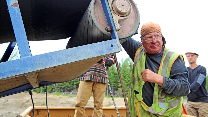 Freddy Dodge schaut neben einem Gerät zu, Tristan Adams im Hintergrund – Bild: Discovery, Inc. All Rights Reserved.