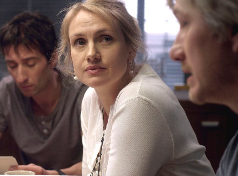 Die Gerichtsmedizinerin Erika (Tanja Lorentzon) unterstützt ihre Kollegen Arvidsson (Peter Perski, links) und Ek (Ulf Friberg). – Bild: ARD Degeto/​Eyeworks Film Gemini/​Calle Persson