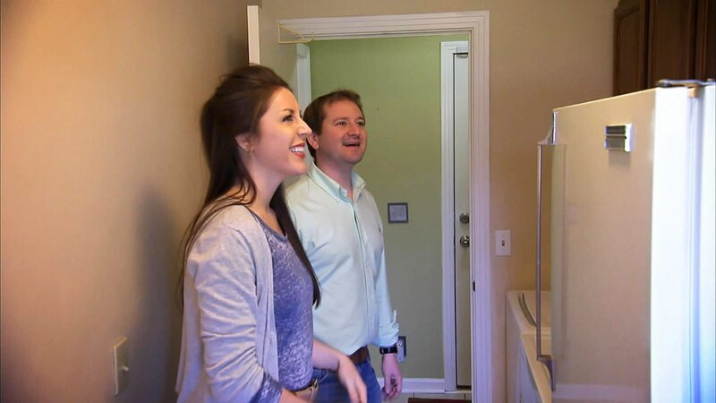 Reid und Cameron sind frisch verheiratet und suchen ihr erstes gemeinsames Haus in Franklin. – Bild: HGTV