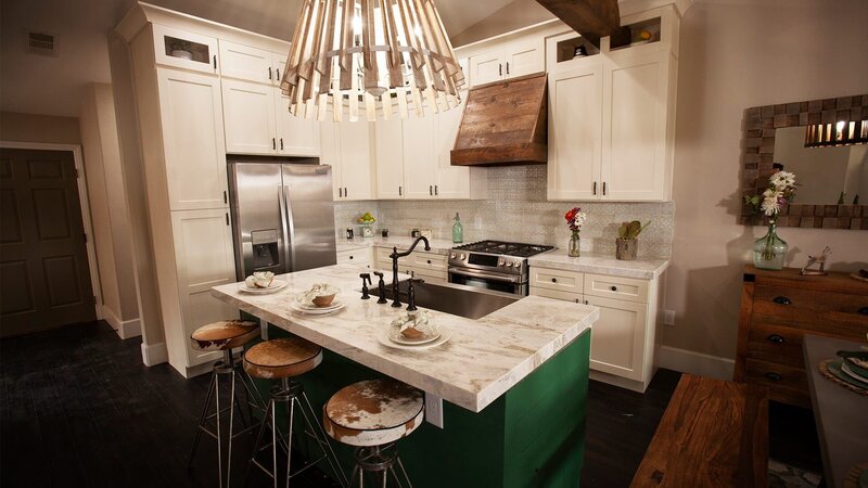 Aubrey und Bristol Marunde wagen ein Experiment und tauschen ihre Jobs bei der Renovierung eines Stadthauses in Las Vegas. Aubrey kümmert sich um den Umbau und Bristol erstellt einen Designplan, der den Räumen ein rustikales Flair verleiht. Auch handwerklich packt Aubrey mit an und Bristol veredelt das Schlafzimmer mit einer Holzwand und wählt Fließen und Fußböden aus. – Bild: HGTV