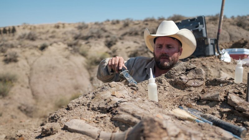 Aaron with knife looking for bones – Bild: Randall Perez /​ Discovery Channel