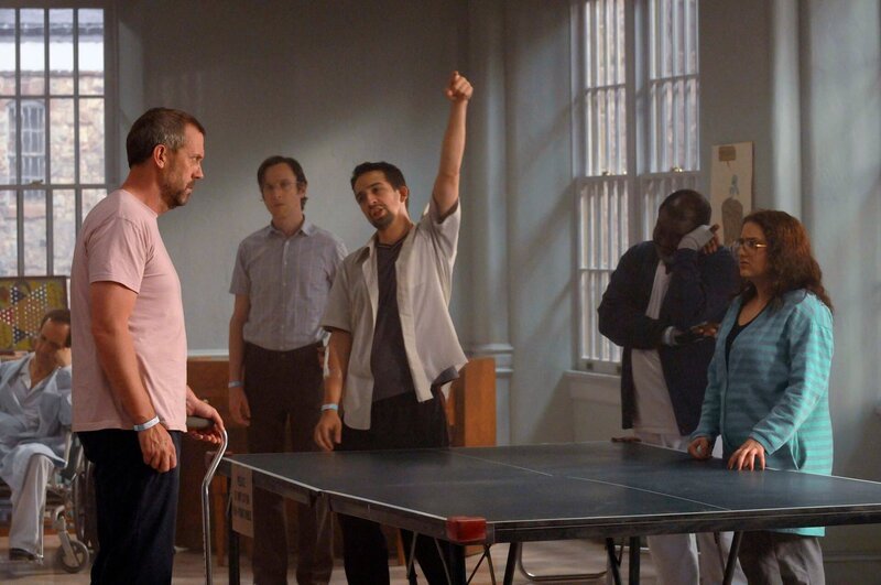 Dr. Gregory House (Hugh Laurie, li.) mischt mit seinem Zimmergenossen Alvie (Gaststar Lin-Manuel Miranda, Mitte) die ganze Station auf. Sie verlangen, dass sie wie Menschen behandelt werden und dazu zählt auch, dass ihnen Tischtennissschläger zur Verfügung gestellt werden und nicht nur eine Tischtennisplatte ohne Netz und ein Ball. – Bild: Universal TV