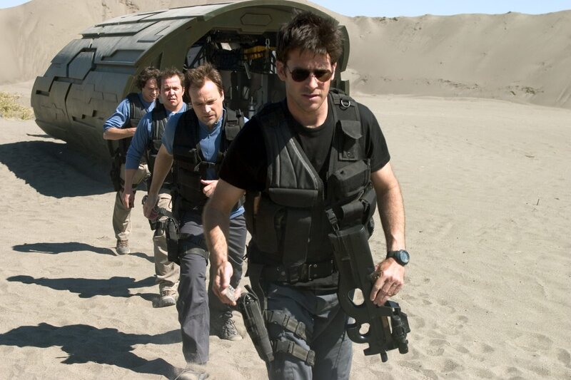 Als Major Sheppard, Dr. McKay, Dr. Gall und Dr. Abrams ein Notrufsignal eines Schiffes der Wraith empfangen, fliegen sie hin, um das Schiff genauer unter die Lupe zu nehmen und machen dabei eine unglaubliche Entdeckung. – Bild: MGM