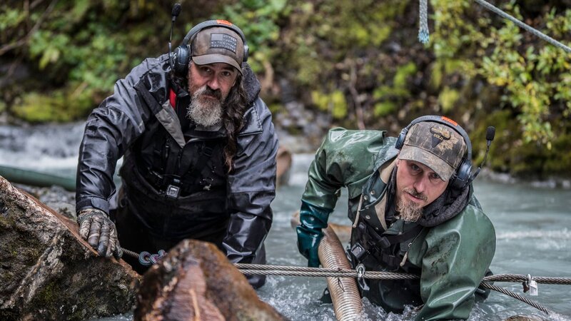 Ryan Cardoza and Paul Richardson tend to the mini dredge. – Bild: Discovery Channel /​ Discovery Communications, LLC