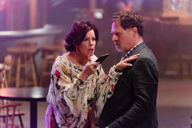 (l-r): Marcia Gay Harden als Margaret, Jeffrey Nordling als Gus Easton. – Bild: 13th Street