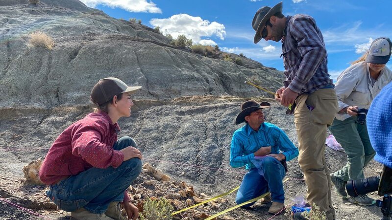 CK Prep team looking at the Tric site. – Bild: David Gibbs/​Discovery Channel
