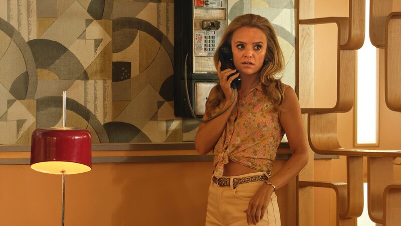 Dyan Cannon (Laura Aikman) – Bild: AXN White