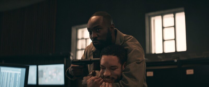 hintern: George (Paapa Essiedu) – Bild: Simon Ridgway /​ Sky Studios /​ Die Verwendung ist nur bei redaktioneller Berichterstattung im Rahmen einer Programmankündigung ab 2 Monate vor der ersten Auss /​ © Sky Studios Limited. All Rights Reserved.