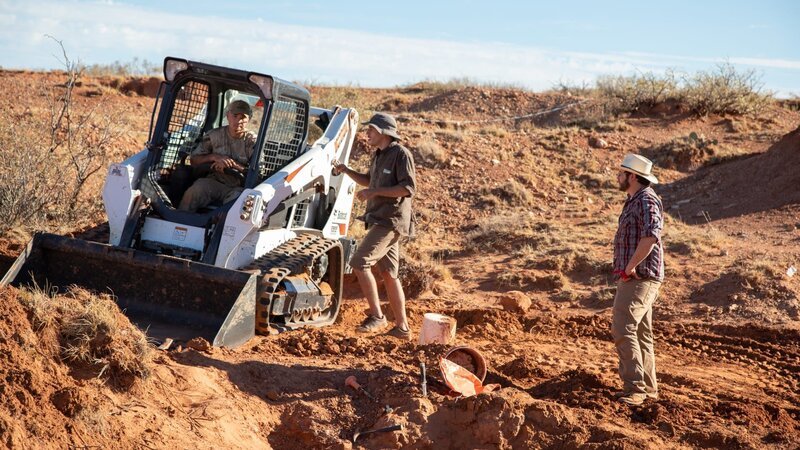 Andre Lujan, Matthew Harrell, and Kenneth Kowalsk talking at the dig site. – Bild: Discovery Communications, LLC