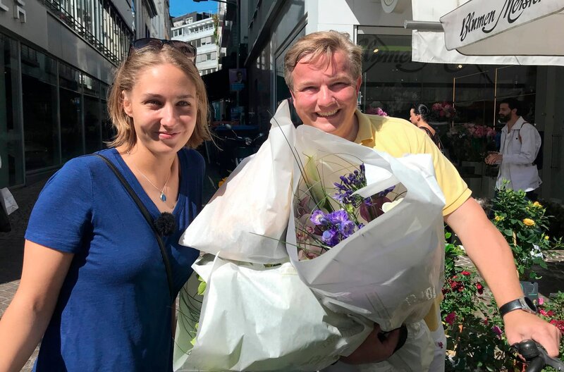 Hotelmanager Rudi van der Meulen und Hotelpraktikantin Alexandra Stockerl haben in Frankfurt am Main Blumen für das Schiff gekauft. – Bild: BR/​Bewegte Zeiten Filmproduktion/​Conny Schulze