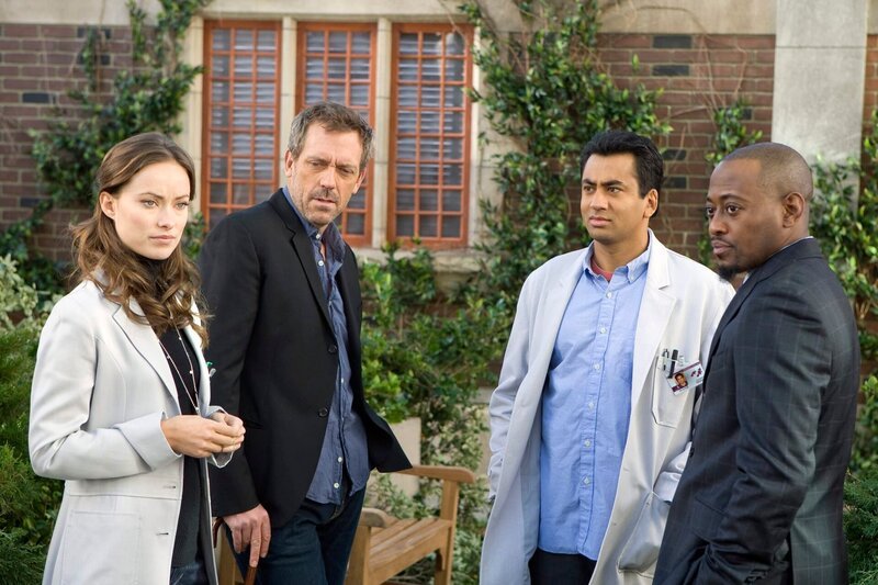 Kann eine Katze den Tod eines Menschen vorhersehen? (v.li.) Dreizehn (Olivia Wilde), House (Hugh Laurie), Kutner (Kal Penn) und Foreman (Omar Epps) sind da noch unterschiedlicher Ansicht. – Bild: Universal TV