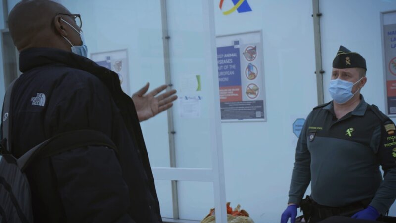 Grenzbeamte im Gespräch mit einem Pessenger. – Bild: Warner Bros. Discovery