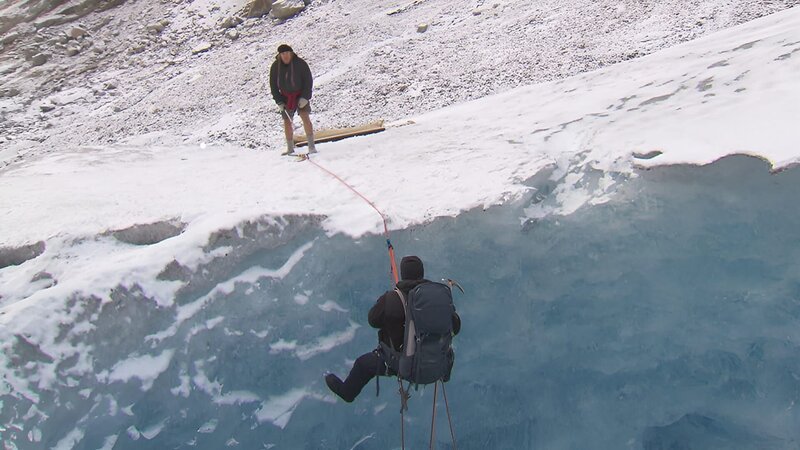 Joe Teti climbs Moulin. – Bild: Warner Bros. Discovery