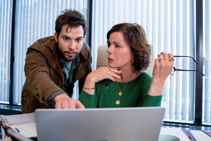 Pictured: Skylar Astin as Todd and Marcia Gay Harden as Joan. – Bild: CBS ENTERTAINMENT