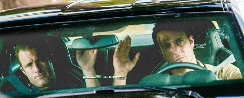 „Hawaii Five-0“, „Reingelegt.“ Der vermeintliche Schwerverbrecher Roy Parrish flieht aus dem Gefängnis. Er wurde zu lebenslanger Haft verurteilt, kann jedoch auf dem Weg vom Gericht ins Gefängnis entkommen. Dabei nimmt er Danny und Steve als Geiseln und will den für seine Verurteilung verantwortlichen Zeugen aufsuchen. Roy will seine Unschuld beweisen und die Wahrheit ans Licht bringen. Doch als der Zeuge endlich gefunden wird, ist dieser tot. Im Bild (v.li.): Scott Caan (Danny ‚Danno‘ Williams), Alex O’Loughlin (Steve McGarrett). – Bild: ORF/​Sevenone International/​CBS