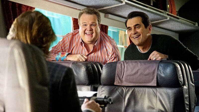L-R: Cameron Tucker (Eric Stonestreet) und Phil Dunphy (Ty Burrell) – Bild: PLURIMEDIA (ABC)