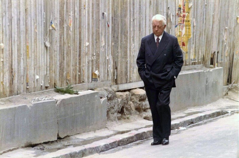Der Sozialarbeiter Germain Cazeneuve (Jean Gabin) bürgt für den Bankräuber Gino Strabliggi, damit dieser vorzeitig aus der Haft entlassen wird. – Bild: Victor Rodrigue Der Sozialarbeiter Germain Cazeneuve (Jean Gabin) bürgt für den Bankräuber Gino Strabliggi, damit dieser vorzeitig aus der Haft entlassen wird. – Bild: Victor Rodrigue