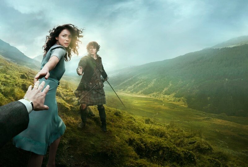 Plakatmotiv zur Serie ‚Outlander‘ mit Claire Randall (Caitriona Balfe) und Jamie (Sam Heughan). – Bild: Sony Pictures Television