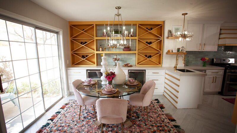 Das Power-Duo kauft ein zweistöckiges Townhouse mit hohen Decken und einem Grundriss, den sie bereits von anderen Immobilien kennen. Doch diesmal haben sie ganz andere Designpläne. Sie verleihen dem Haus einen modernen und glamourösen Look – mit einem gefliesten Kamin, einer Treppe, die wie ein Kunstwerk aussieht und einer maßgefertigten Weinbar direkt neben der Küche. – Bild: HGTV