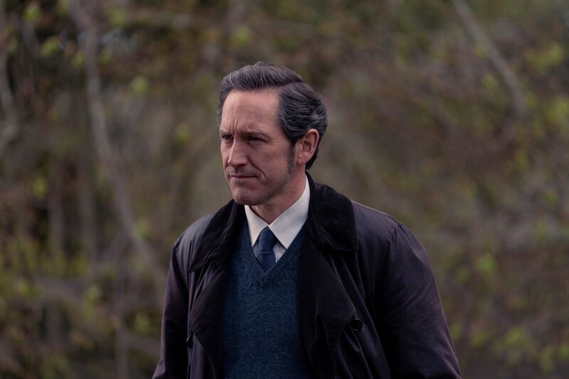 Picture shows: Adam Dalgliesh (BERTIE CARVEL) – Bild: Playground Television (UK) Ltd & All3Media International