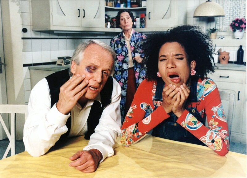 Walter Andreas Müller als Kellner Hans, Sandra Moser als Annekäthi Tobler – Bild: SRF/​Jorma Th. Müller