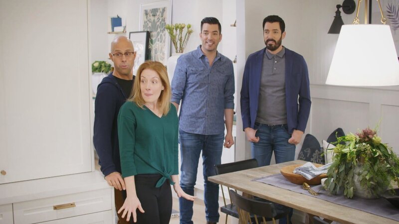 Jonathan (2.v.r.) und Drew (r.) mit einem potenziellen Hauskäufer. – Bild: HGTV
