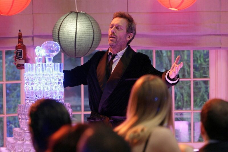 Für seinen Freund Chase hat House (Hugh Laurie) einen Junggesellenabschied organisiert, wie er ihn selbst am liebsten gehabt hätte … – Bild: PLURIMEDIA (NBC Universal, Inc.)