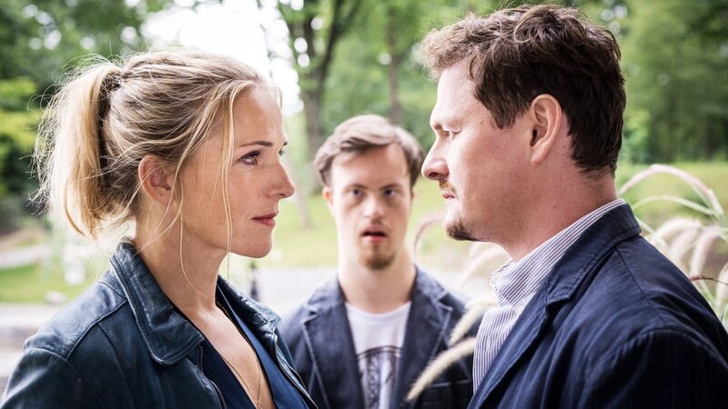 Praxis mit Meerblick – Brüder und Söhne Intensive Blicke: Tanja Wedhorn als Nora Kaminski, Max Dominik als Robin Butenschön, Shenja Lacher als Matthias Butenschön. – Bild: SRF/​ARD Degeto/​Boris Laewen