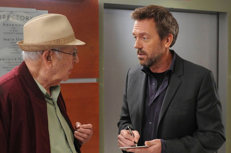 House (Hugh Laurie, r.) unterhält sich mit dem Patienten Eugene Schwartz (Gaststar Carl Reiner). – Bild: Universal TV