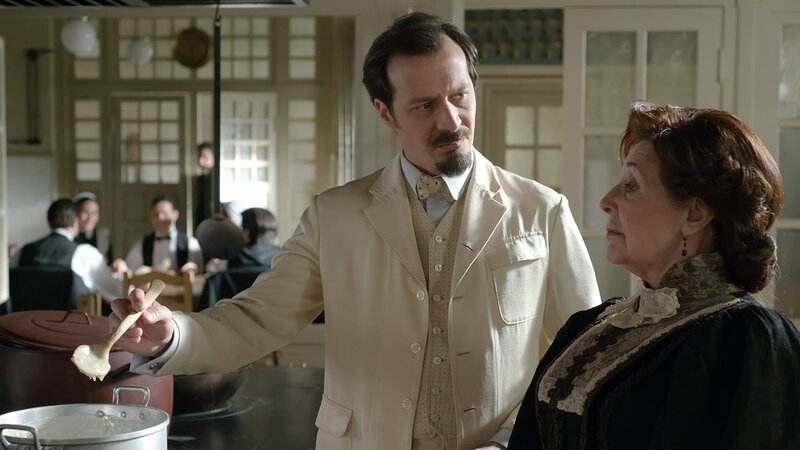 Alfredo Vergara (Fele Martínez, l.) und Ángela Salinas (Concha Velasco, r.) – Bild: AXN White