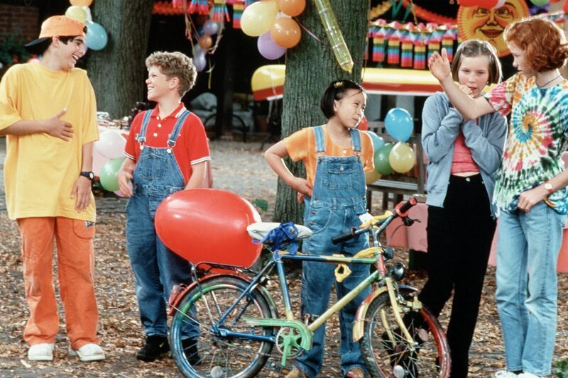 Ein Fahrrad als Geburttagsgeschenk für Kiki (Thuy-Anh Cao, Mitte). Es freuen sich: v.l. Timo (Marco Soumikh), Tobias (Tim Küchler), Hexe (Marleen Lohse) und Lisa (Katharina Wäschenbach). – Bild: WDR/​WDR/​NDR/​Televersal