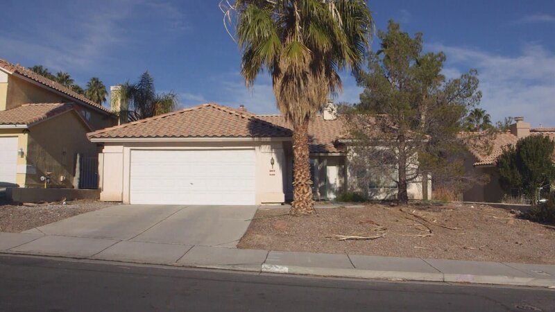 Die Immobilien-Experten haben ein Auge auf ein Haus geworfen, das in einer etwas altbackenen Gegend von Las Vegas liegt und innen wie außen ganz im Stil der 90er Jahre gebaut ist. Doch der Preis stimmt. Außerdem steht eine schöne, große Pinie im Vorgarten, und das Wohnzimmer hat einen riesigen Kamin, der vom Boden bis zur Decke reicht. Beides erinnert Bristol an seine Kindheit im Pazifischen Nordwesten – und der leidenschaftliche Handwerker hat sofort eine Menge Ideen für das perfekte künftige Design der Immobilie. – Bild: HGTV