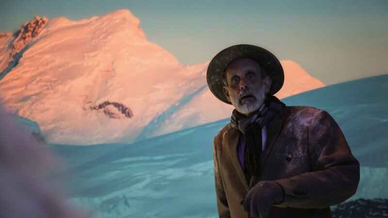 Alter Wanderer wird von Yeti konfrontiert – Bild: Discovery Channel. /​ Discover Images. /​ Warner Bros. Discovery, Inc. or its subsidiaries and affiliates.