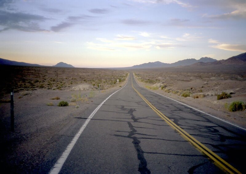 Endlose Weiten, wie hier in der Mojave-Wüste, prägen das Raumgefühl der Amerikaner. – Bild: RECHTEHINWEIS: