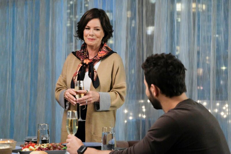 Pictured: Marcia Gay Harden as Margaret and Skylar Astin as Todd. – Bild: Bettina Strauss /​ CBS /​ CBS ENTERTAINMENT