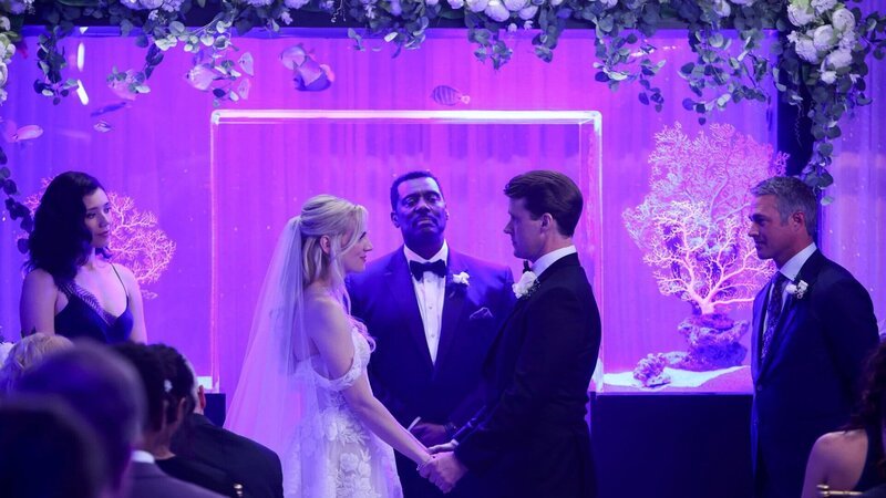 Sie geben sich das Ja-Wort, v.li.: Hanako Greensmith als Violet Mikami, Kara Killmer als Sylvie Brett, Eamonn Walker als Chief Wallace Boden, Jesse Spencer als Matthew Casey, Taylor Kinney als Kelly Severide – Bild: SRF/​ NBC Universal /​ NBC