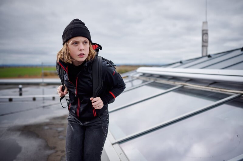 Joyce (Matilda Willigalla) verfolgt ihre lang geplante Mission. – Bild: mdr/​Saxonia Media/​Felix Abraham