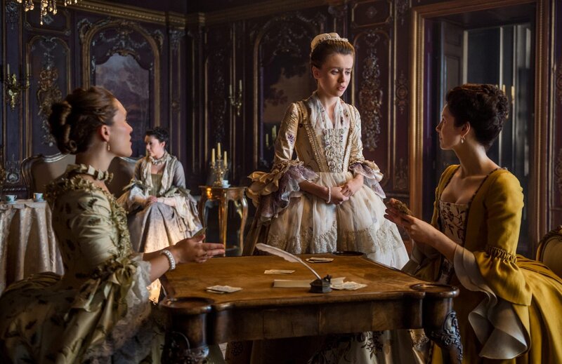 Claire Sermonne (Louise de Rohan), Rosie Day (Mary Hawkins), Caitriona Balfe (Claire Randall Fraser). – Bild: Graeme Hunter /​ Sony /​ Die Verwendung ist nur bei redaktioneller Berichterstattung im Rahmen einer Programmankündigung ab 2 Monate vor der ersten Auss /​ © 2016 Sony Pictures Television Inc. All Rights Reserved.