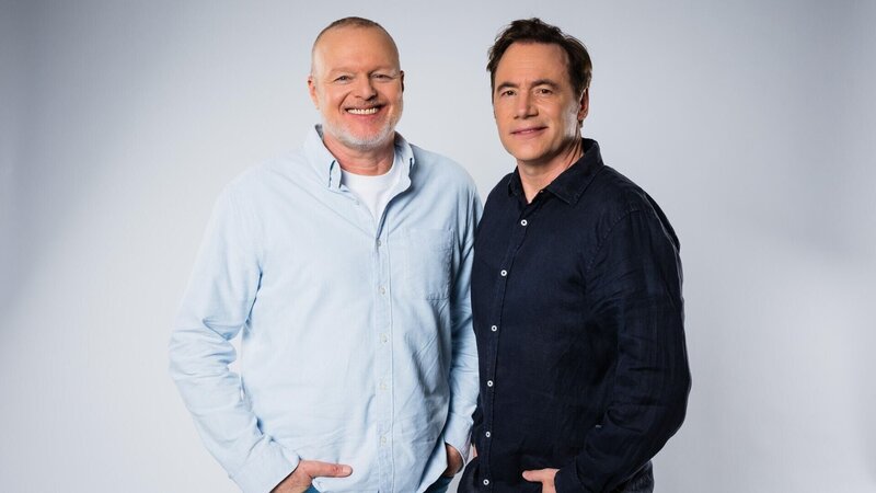 Stefan Raab (l.) und Michael Bully Herbig bilden in einer neuen Live-Show ein Dreamteam und treten gegen einen Kandidaten an, der drei Mitbewerber besiegt hat. Elton führt als Spielleiter durch die Show, Frank Buschmann kommentiert die Battles. – Bild: RTL /​ Raab Entertainment /​ Bene Müller