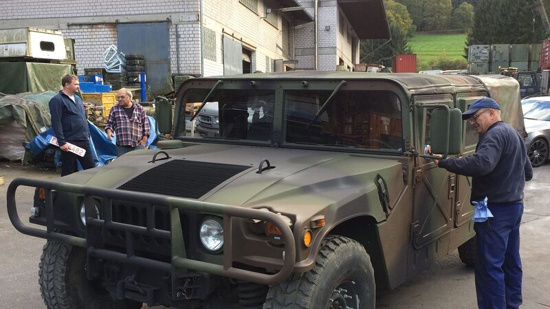 Militärfahrzeuge, Army-Zubehör und seltene Oldtimer: Ober-„Steel Buddy“ Michael Manousakis hat einen Riecher für lukrative Geschäfte. Und in dieser Folge sollen betagte US-Cars Geld in die Firmenkasse von „Morlock Motors“ spülen – darunter ein 59er Buick, ein DeSoto und ein Ford T Pick-up. Das Modell wurde 1999 in Las Vegas zum Auto des Jahrhunderts gewählt, aber der Klassiker auf vier Rädern hat beim Transport sehr gelitten. Deshalb versucht Mitarbeiterin Julie, auf einem der größten Schrottplätze Amerikas günstige Ersatzteile aufzutreiben. – Bild: DMAX