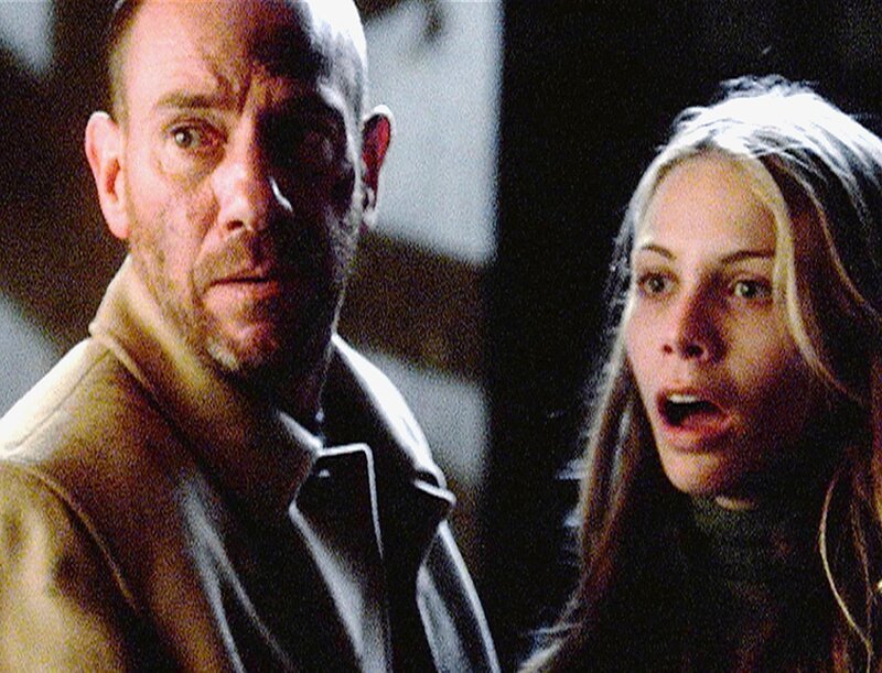 Haben Gangster das Versteck von Dr. Macy (Miguel Ferrer) und seiner Tochter Abby (Alex McKenna) aufgespürt? – Bild: RTL /​ NBC Universal