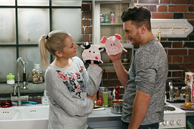 Marie (Cheyenne Pahde) und Ronny (Bela Klentze) genießen ihr Glück. – Bild: RTL Deutschland